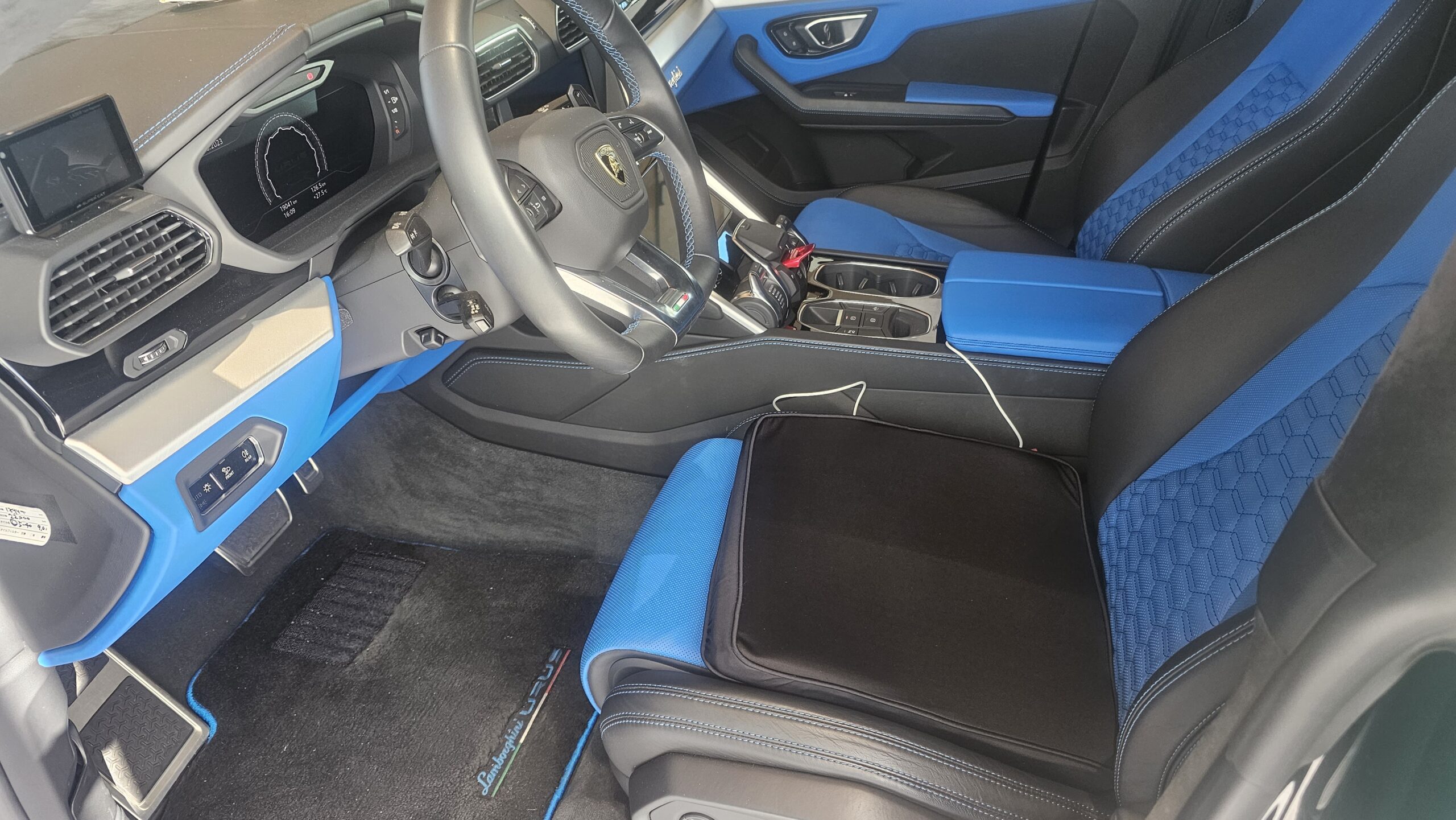 ランボルギーニ　ウルス　ティファニーブルー　custom