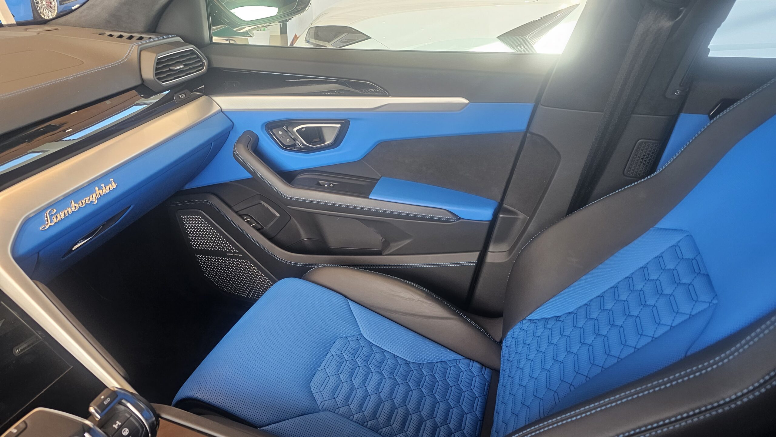 ランボルギーニ　ウルス　ティファニーブルー　custom