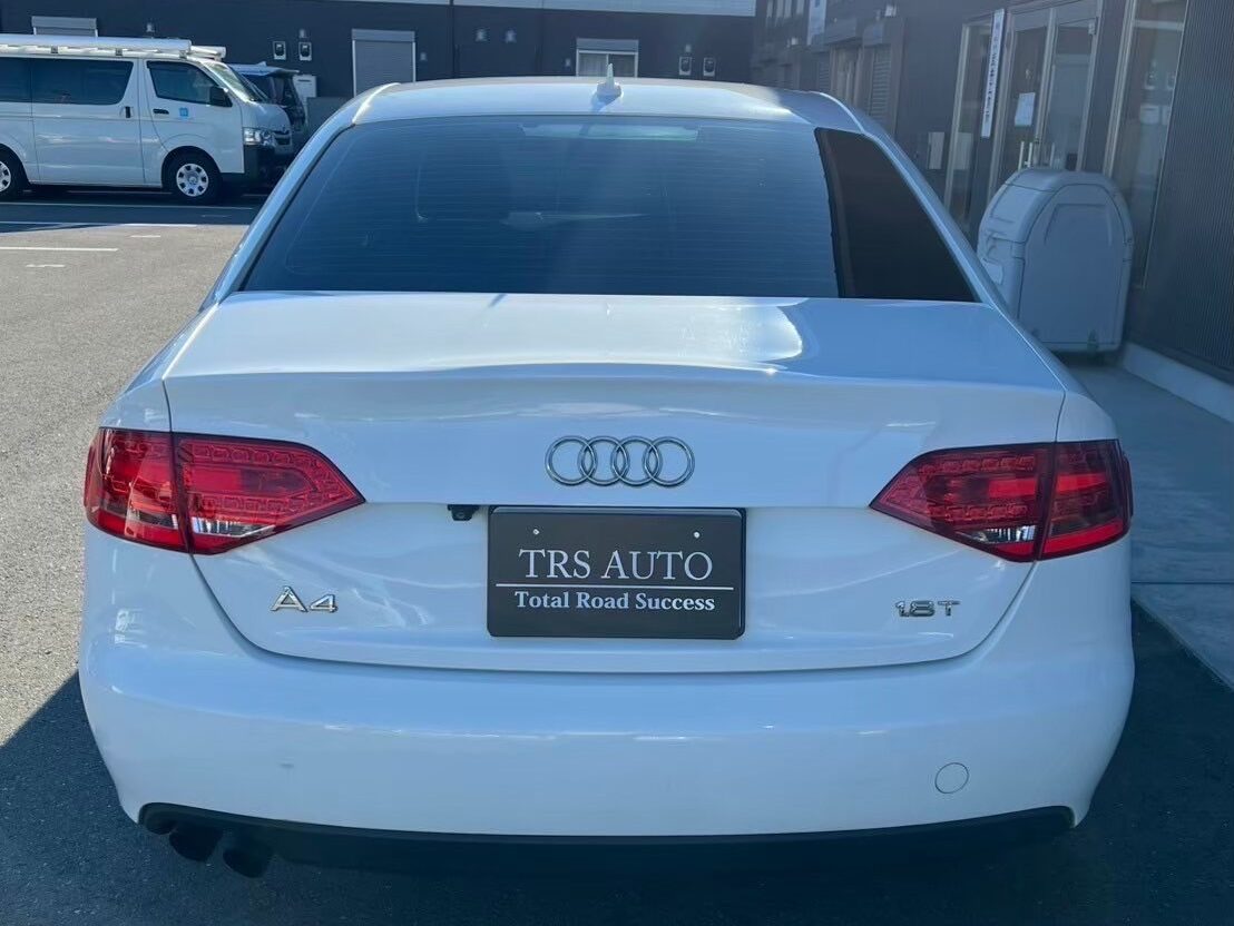 アウディー　A4