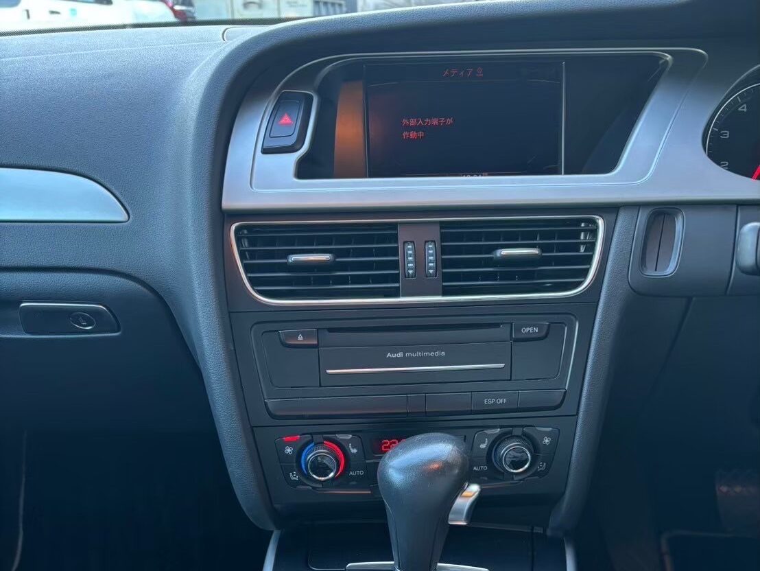 アウディー　A4