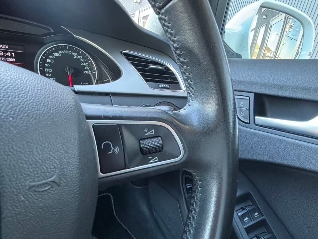 アウディー　A4