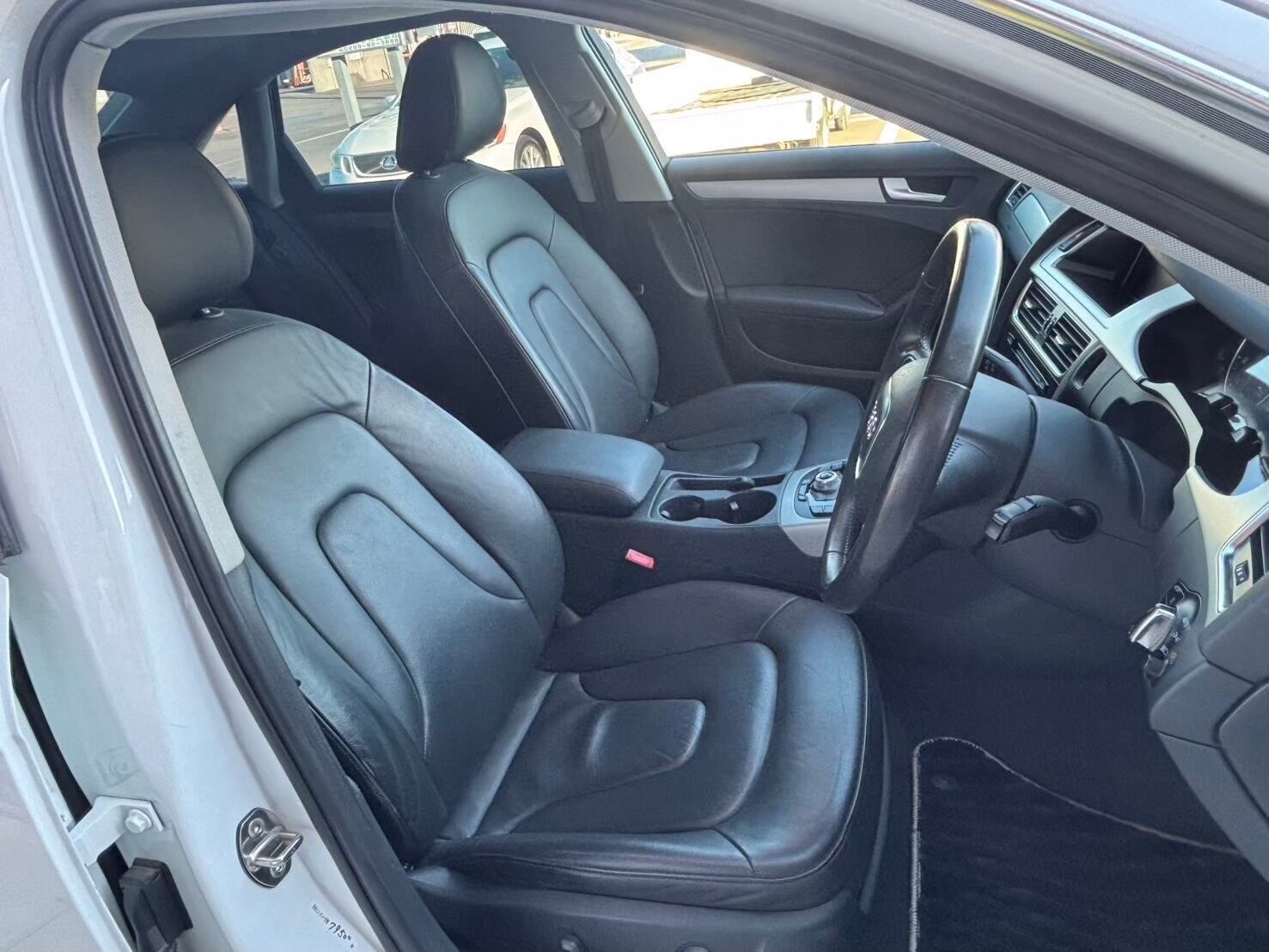 アウディー　A4