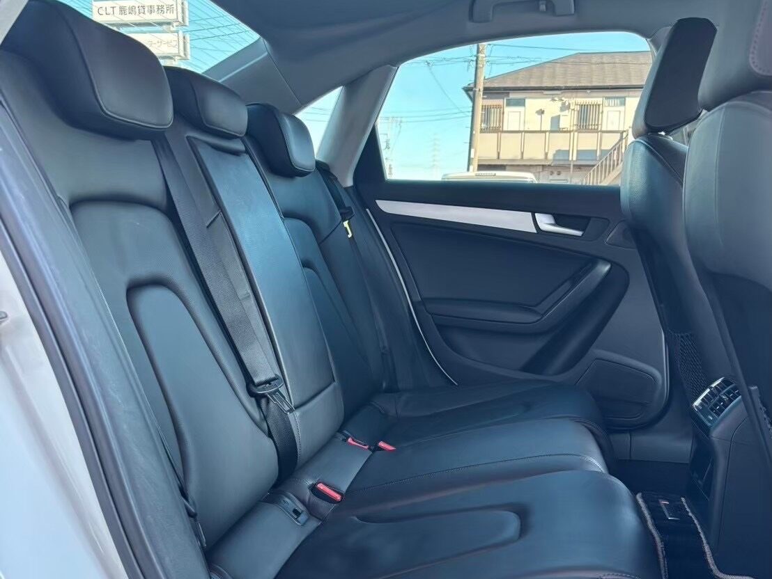 アウディー　A4