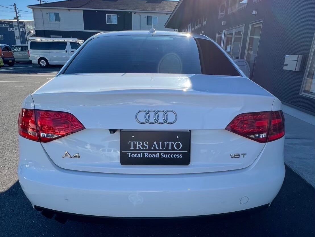 アウディー　A4